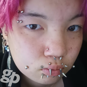 にーどるさんの顔のボディーピアス