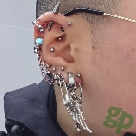 にーどるさんの右耳のボディーピアス