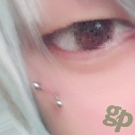 くずのはくおんさんの目元のボディピアス